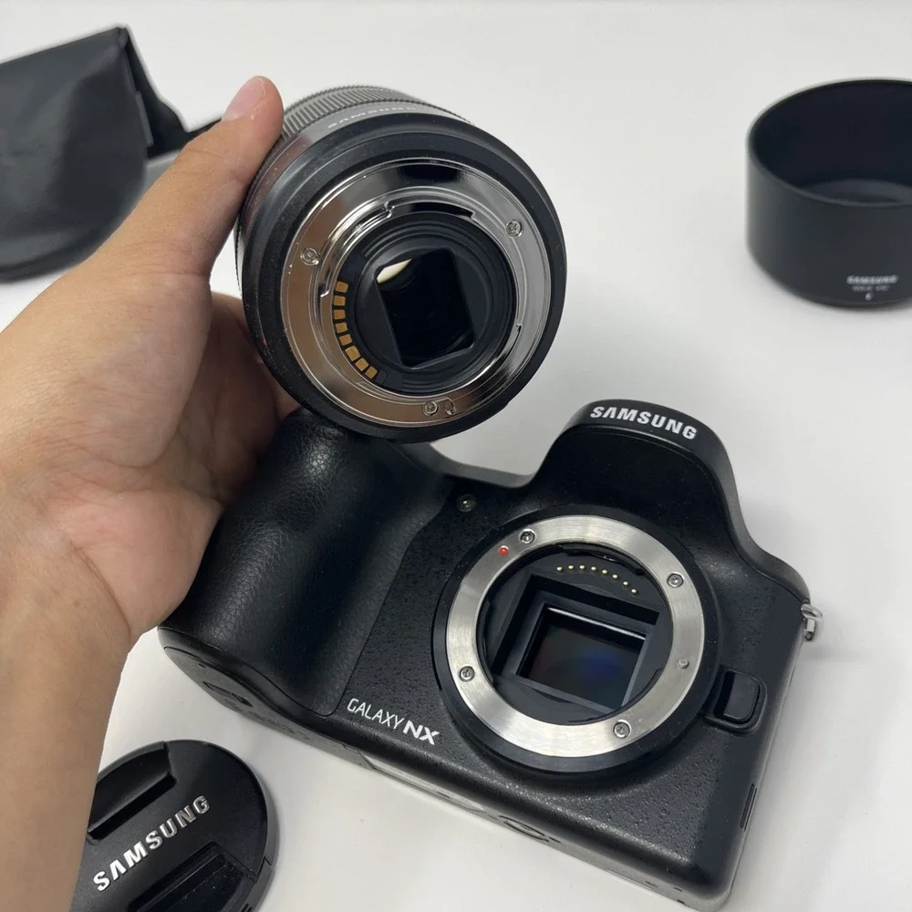 Samsung Galaxy NX EK-GN120A 20.3 MP f/3.5-5.6 SLR Mirrorless Camera Blac